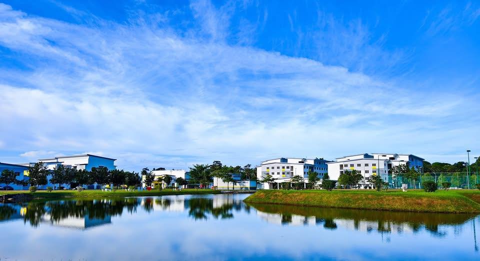 Pemandangan kampus dan tasik Politeknik Balik Pulau
